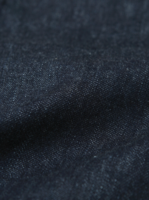 .01 細身のシルエットのストレッチデニム