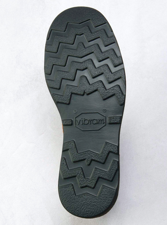 .05 汚れの目立ちにくいソール