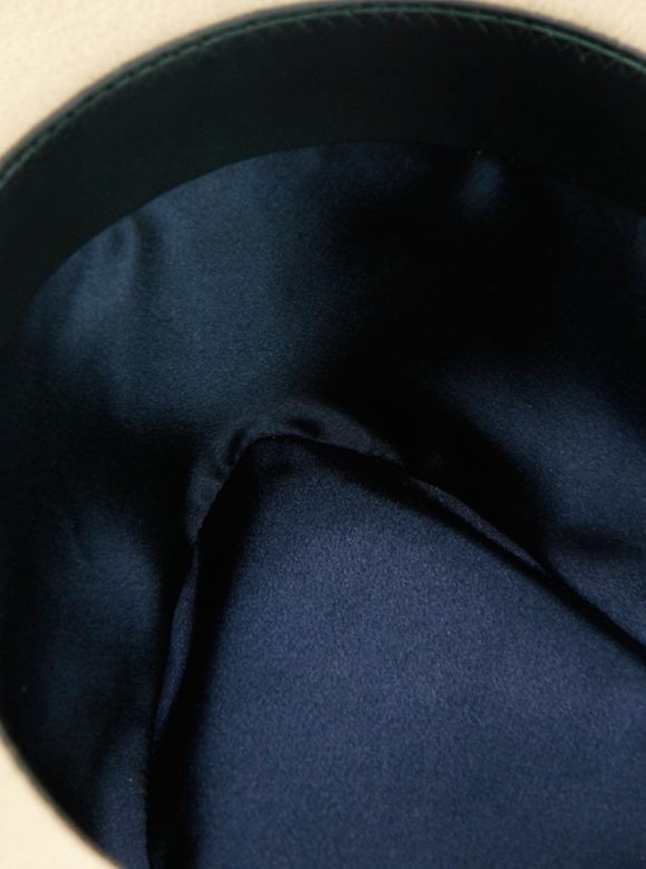 .04 光沢感のある裏地