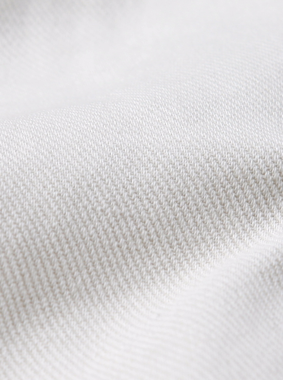 .01 綾目にこだわった生地