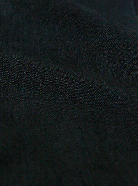 .02 黒色と履き心地にこだわった12.5oz生地