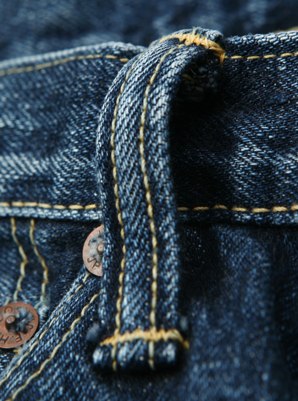 .04 中央が盛り上がったベルトループ