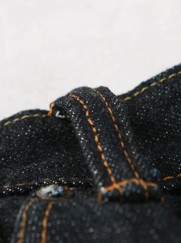 .03 中央が盛り上がったベルトループ