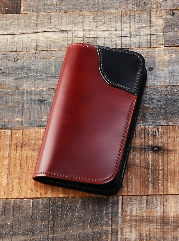 .02 フラットヘッドの定番ウォレットがベースのデザイン