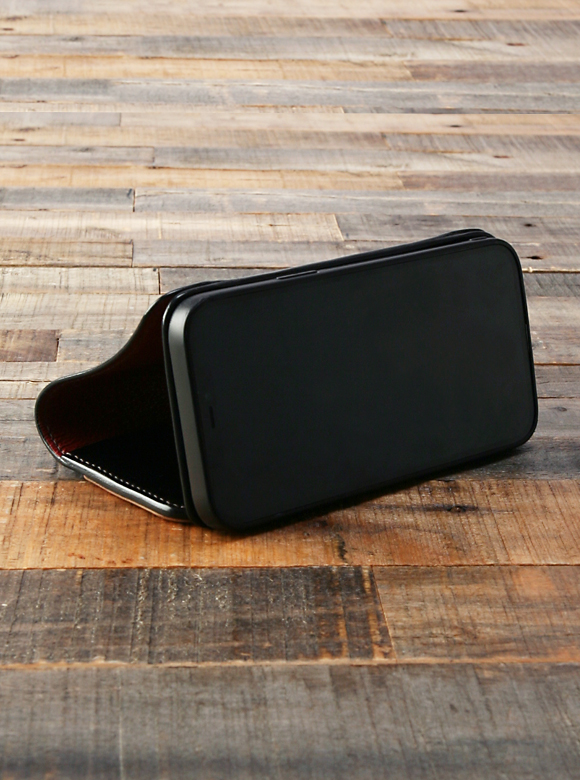 .06 折り返すとスマホスタンドに早変わり