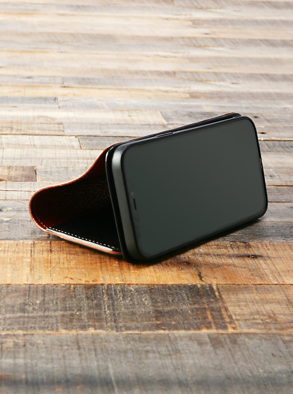 .06 折り返すとスマホスタンドに早変わり