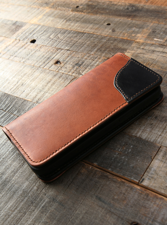 .02 フラットヘッドの定番ウォレットがベースのデザイン