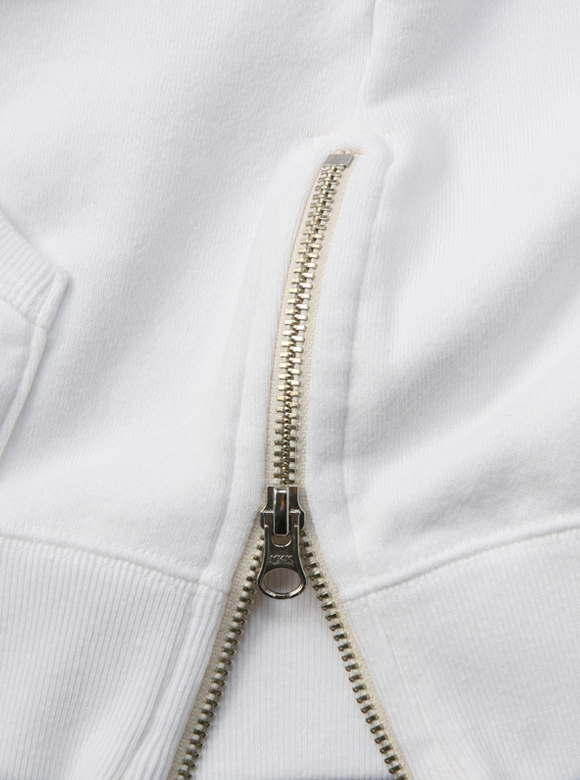 .04 個性的なサイドジッパー