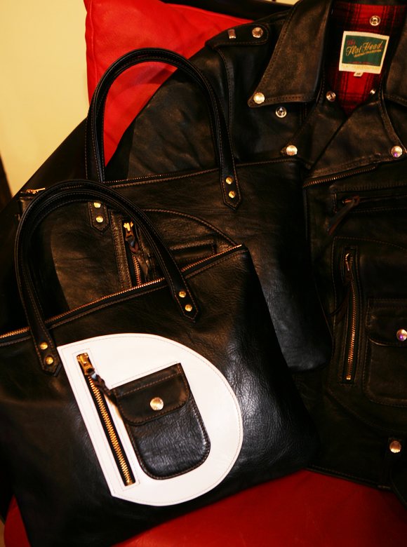 .01 バッグフロント面に個性が光るDポケットバッグ