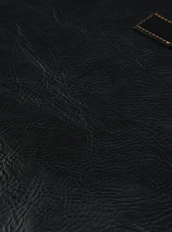 .02 使い込むことで革の芯地が覗くホースハイド