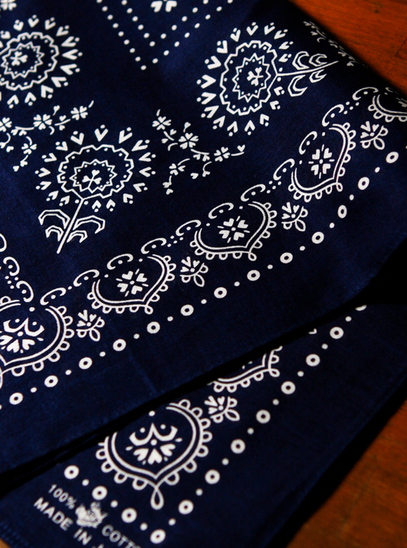 .01 手捺染によるプリントを施したコットン100％のバンダナ