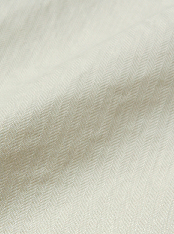 .02 双糸で織り上げた肉厚でコシのあるヘリンボーン生地