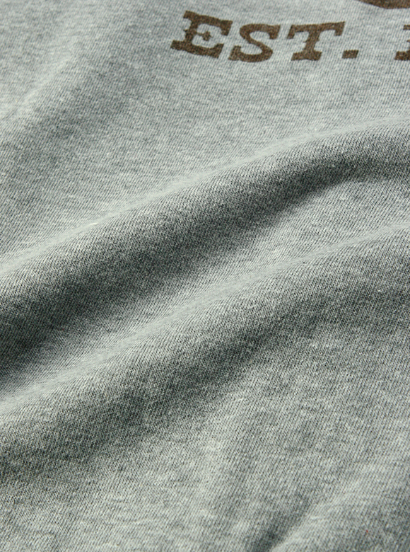 .02 太番手の糸で編み上げた肉厚でコシのある生地