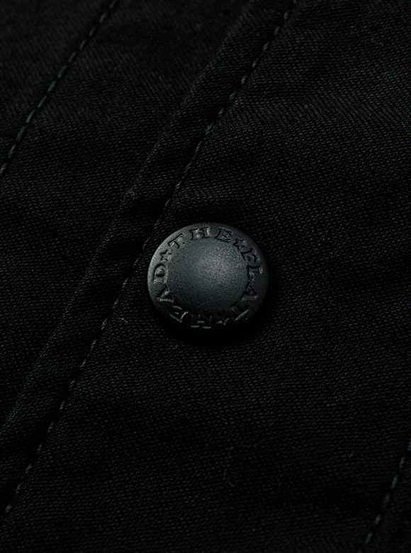 .04 ブランドネーム入りのオリジナルドットボタン