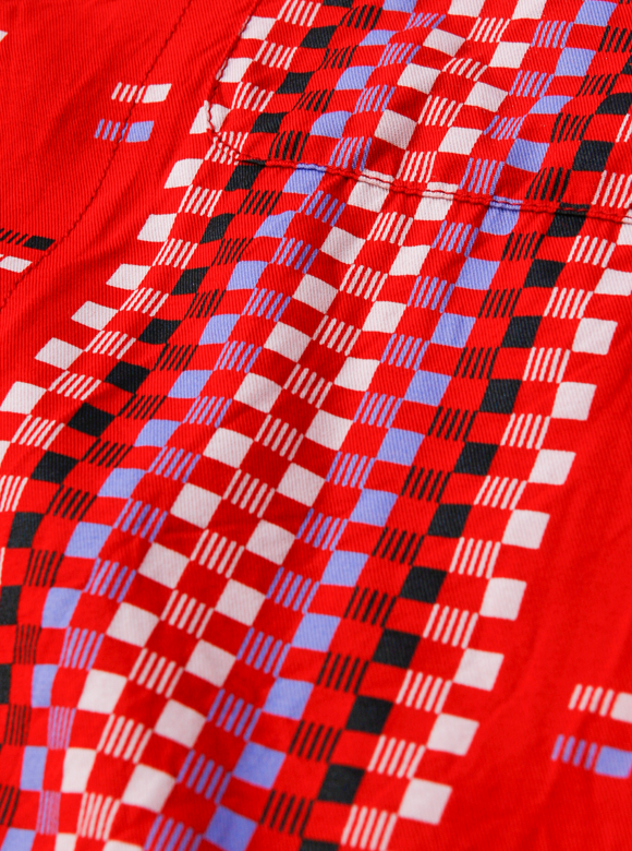 .04 手捺染で丁寧にプリントされたスクエア柄