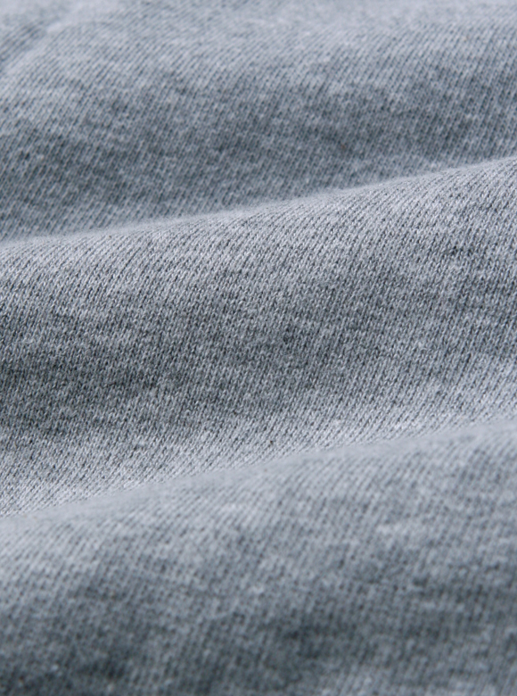 .02 太番手の糸で編み上げた肉厚でコシのある生地