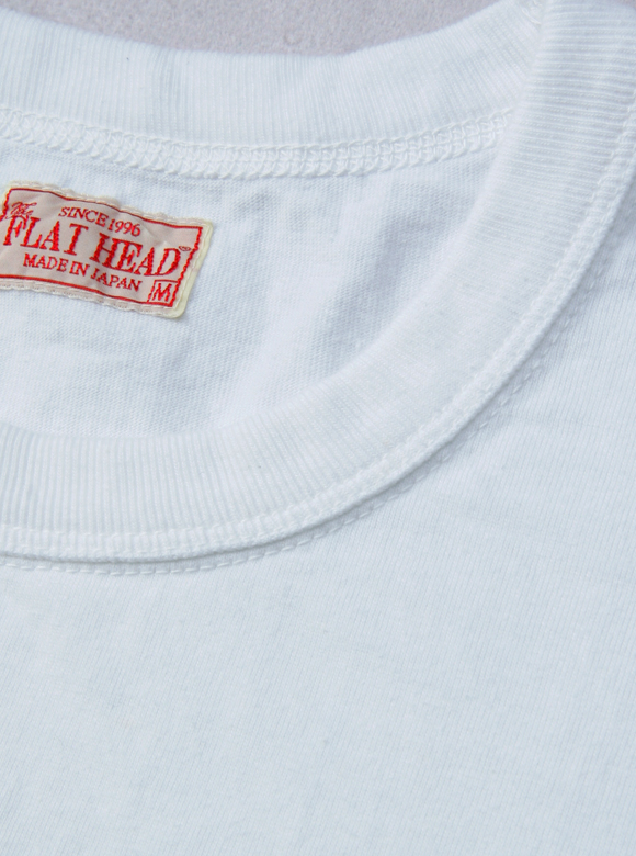 .02 フラットヘッドのTシャツらしいタフな首元