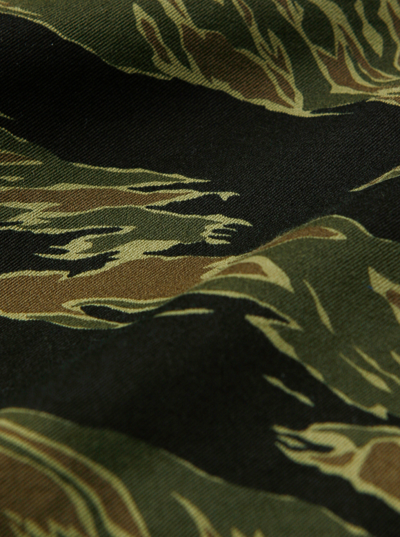 .02 ウエポン生地にプリントされたタイガーカモストライプ