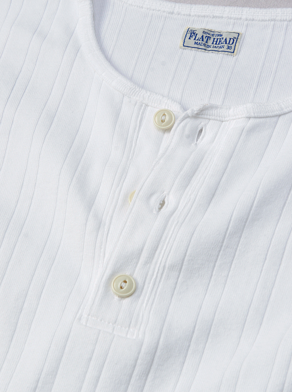 .02 首元のアクセントになるヘンリーネック