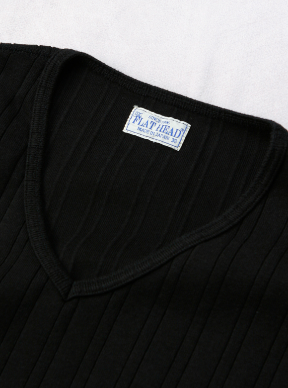 .02 首元に清涼感のあるネック