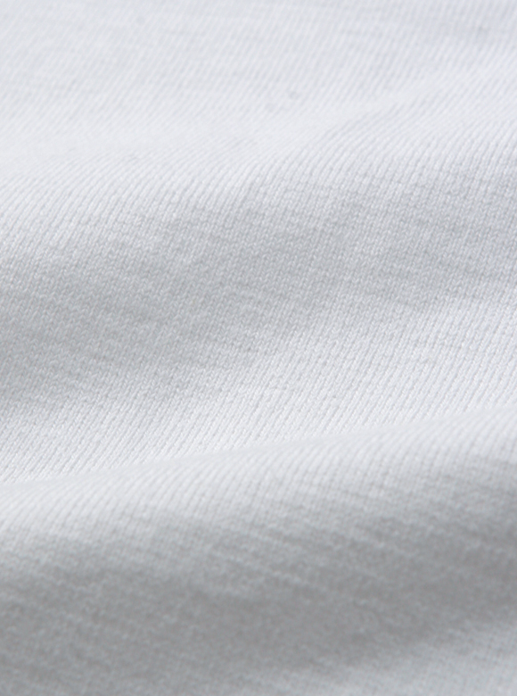 .02 コーマ糸の双糸を度詰めで編み上げた肉厚な生地