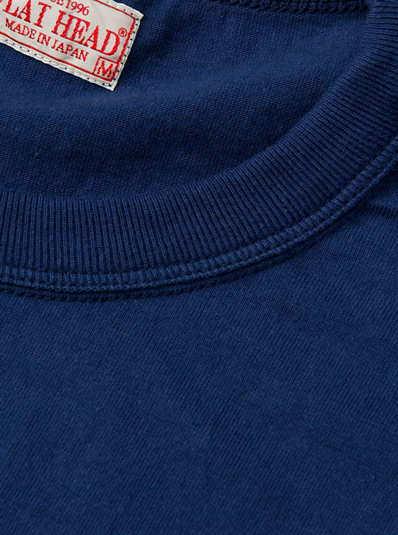 .02 フラットヘッドのTシャツらしいタフな首元