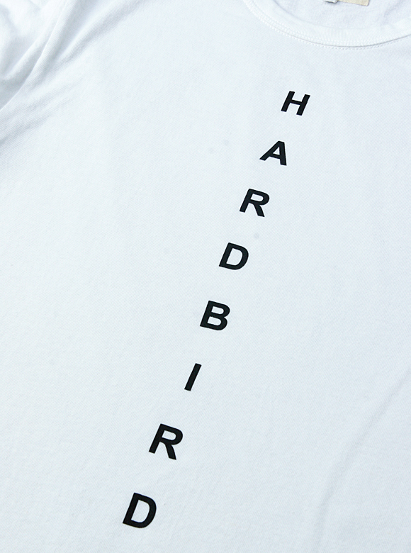 .02 縦長のロゴプリント