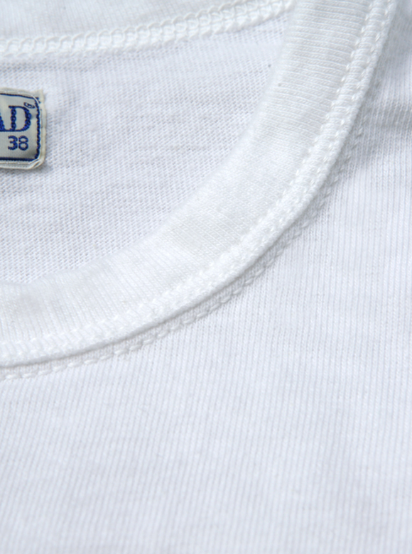 .03 首元が型くずれしにくい「3本針の1本外し」縫製