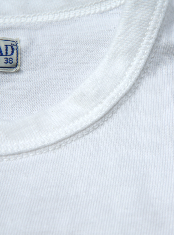 .03 首元が型くずれしにくい「3本針の1本外し」縫製