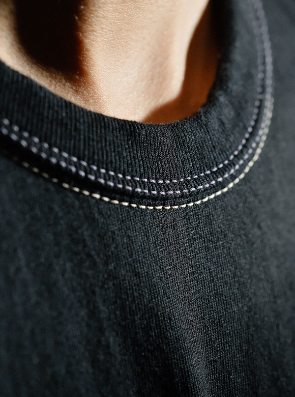 .02 首元が伸びにくい特殊縫製「3本針の1本外し」