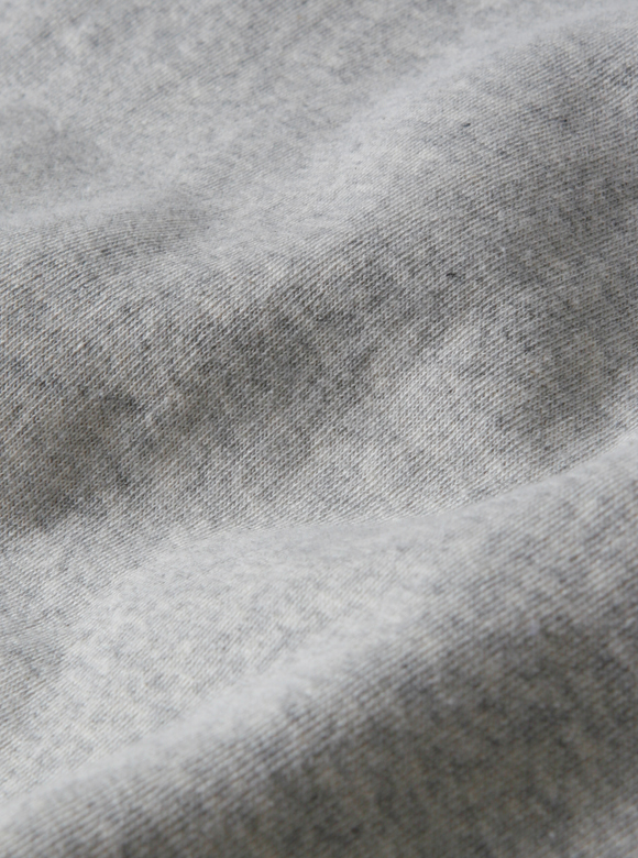 .02 太番手の糸で編み上げた肉厚でコシのある生地