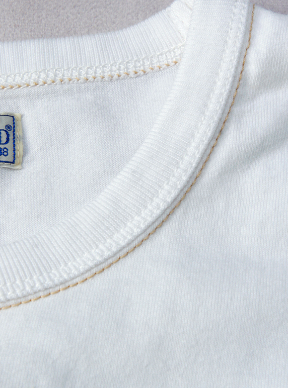 .02 首元が伸びにくい特殊縫製