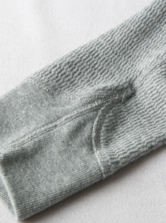 .05 縫製部分の重なりを抑えた袖フライス部 