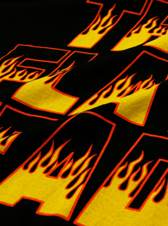 .05 フレイムパターンのブランドロゴプリント