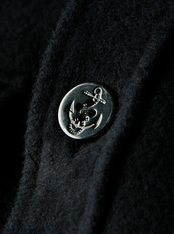 .03 錨のモチーフが特徴的な尿素ボタン