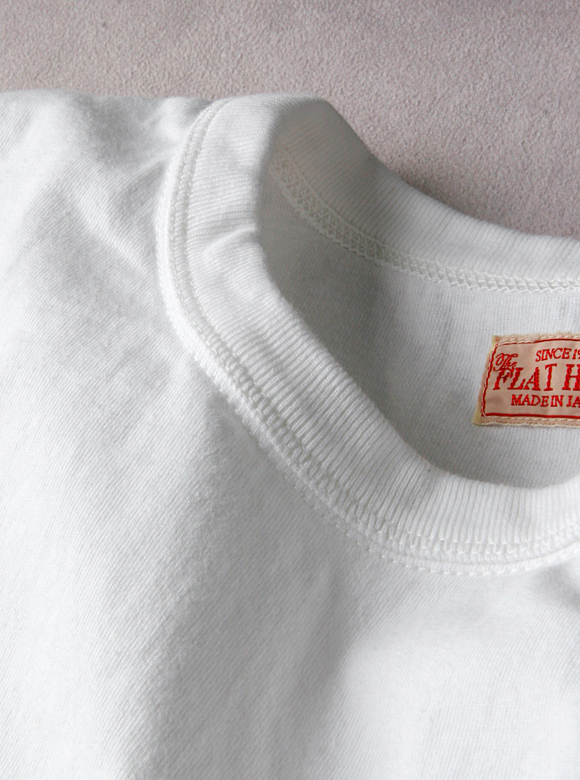 .02 フラットヘッドのTシャツらしいタフな首元