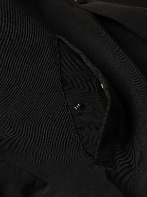 .04 小物の収納に便利なスラッシュポケットとインナーポケット