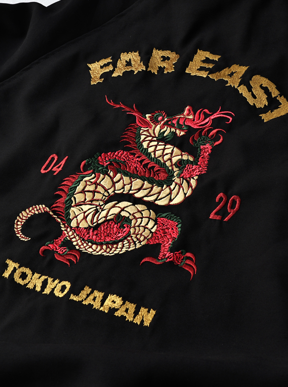 .02 細部まで表現されたレーヨン糸のドラゴンパネル刺繍