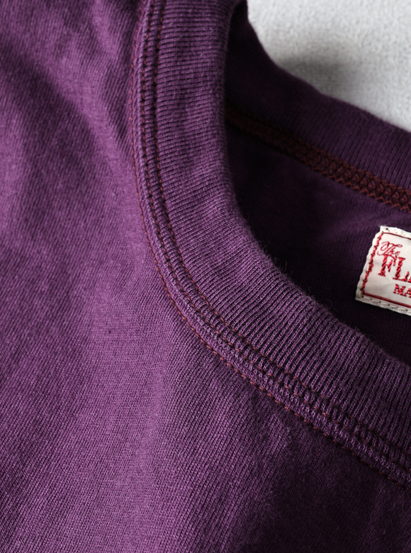 .02 フラットヘッドのTシャツらしいタフな首元