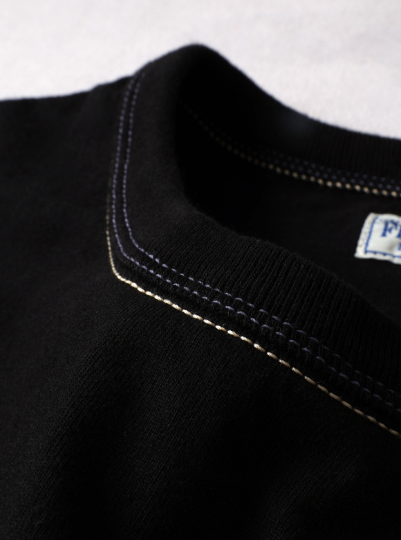 .02 首元が伸びにくい特殊縫製