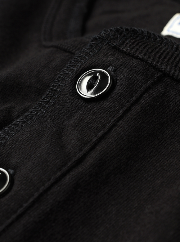 .02 ネック部分のボタンがアクセントになるヘンリーネック