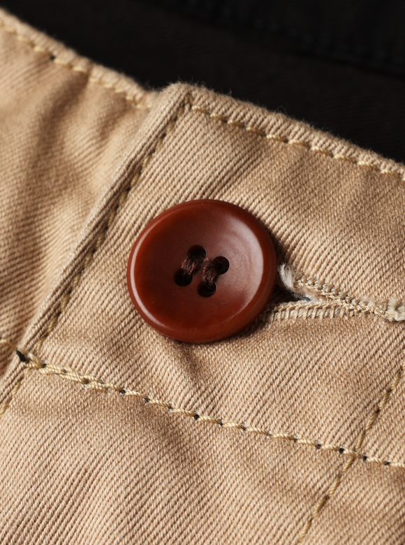 .03 生地とともに味わいをますナットボタン