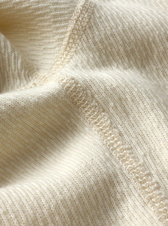 .03 着用時の肌触りを追究したフラットシーマ（4本針扁平縫い）