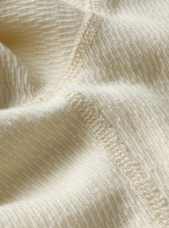 .03 縫製部の盛り上がりを抑えたフラットシーマ（4本針扁平縫い）