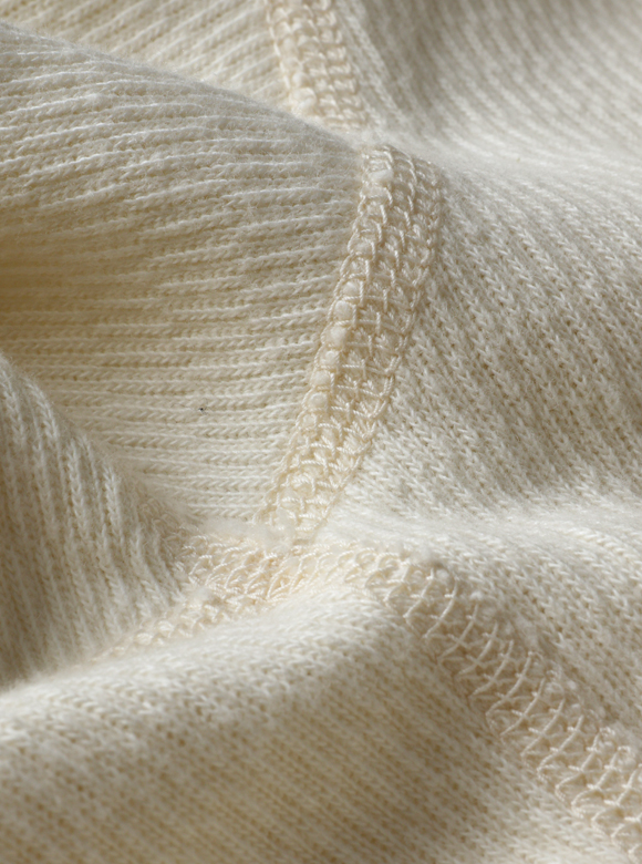 .03 縫製部の盛り上がりを抑えたフラットシーマ（4本針扁平縫い）