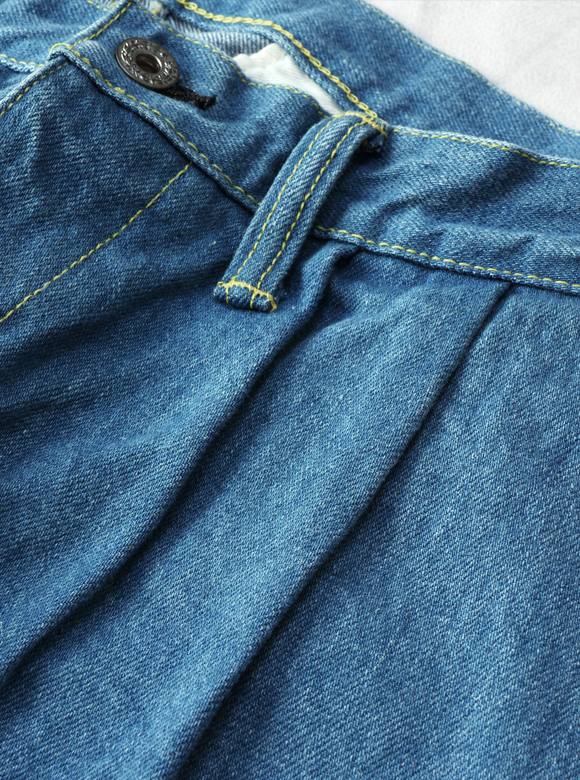 .03 タック入りのゆったりとした腰回り