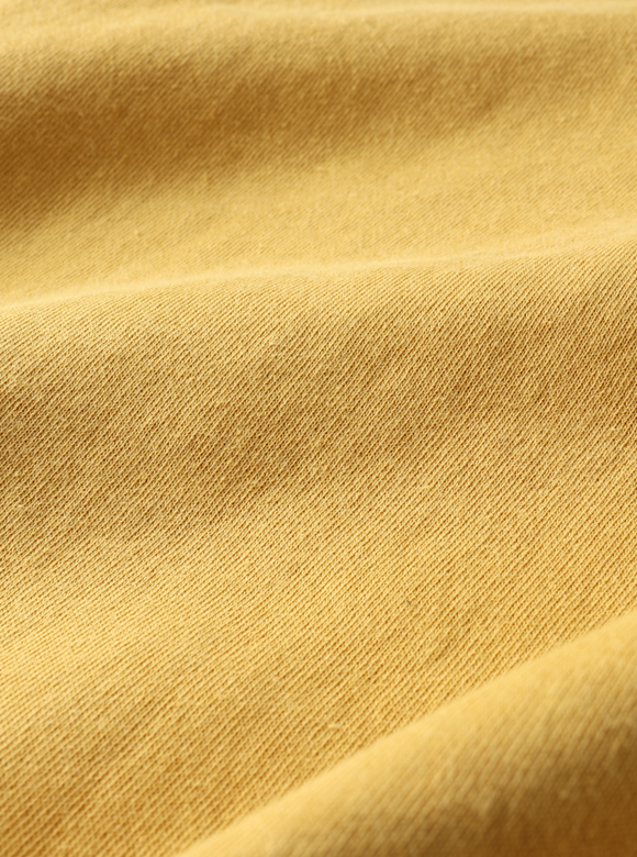 .02 太番手の糸で編み上げた肉厚で腰のある生地