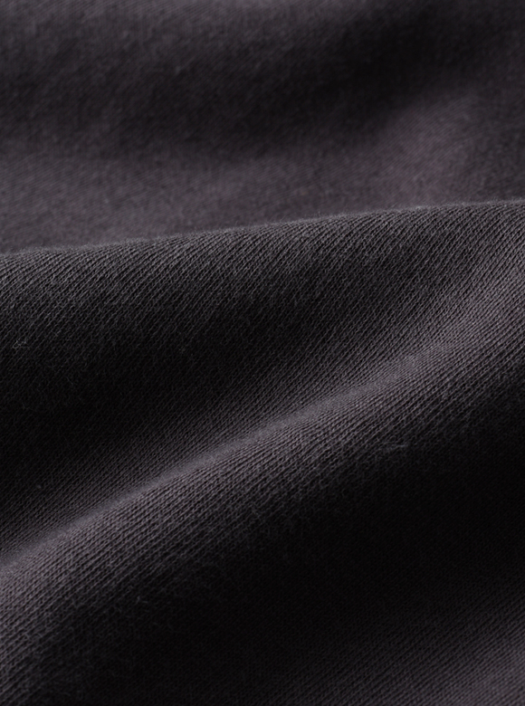 .02 太番手の糸で編み上げた肉厚で腰のある生地