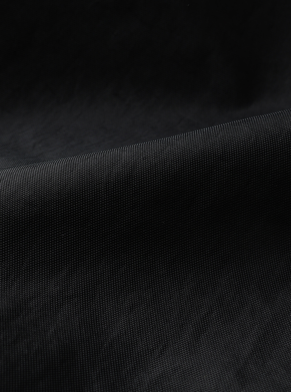 .02 ザクっとした質感のあるナイロン生地