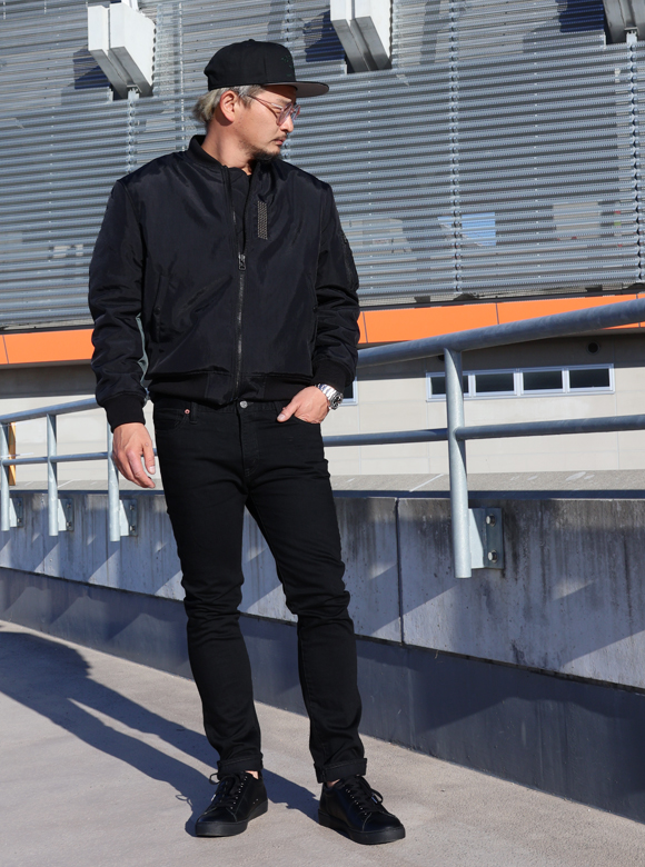 .01 細身のシルエットのブラックスキニー